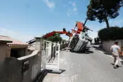 Un camion-grue s'effondre sur une maison à Toulon lors d'un élagage