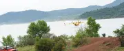 Un Canadair éteint un feu de végétation lors d'un entraînement sur le lac du Salagou
