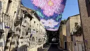 Un ciel de rue fleuri pour rafraîchir le centre ancien de Rochefort-du-Gard