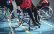 Un coach sportif aide un ami handicapé à remarcher pour son mariage