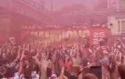 Un policier victime d'un ballon perdu par Odegaard lors de la parade d'Arsenal