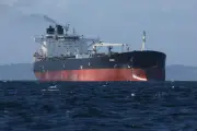 Un pétrolier russe de la flotte fantôme arraisonné par la France arrive en Bretagne