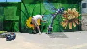 Un transformateur électrique décoré par l'artiste Monsieur Orly à Pinet