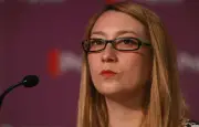 Une députée britannique poursuit xAI pour des deepfakes sexistes générés par Grok
