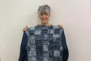 Upcycling : elle transforme jeans usagés en œuvres d'art à Draguignan