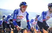 Van Gils remporte la 6e étape du Tour Auvergne Rhône-Alpes, Tuckwell nouveau leader
