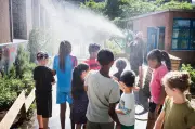 Ventilateurs, barnums, déménagements : l'école bricole en pleine canicule