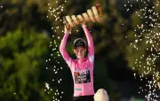 Vingegaard entre dans l'histoire en remportant le Giro 2026