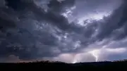 Violents orages dans le nord de la France : 7 blessés, 56 000 foyers sans électricité