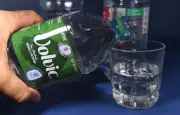 Volvic condamnée pour allégations trompeuses sur le carbone et le recyclage