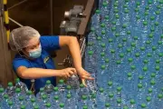 Volvic condamnée pour publicité trompeuse sur la neutralité carbone