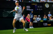 Wimbledon : Jannik Sinner s'impose avec un pied en sang face à Kecmanovic