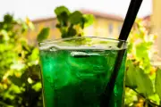 Yuka alerte sur le colorant E133 dans les sirops de menthe : les marques épinglées