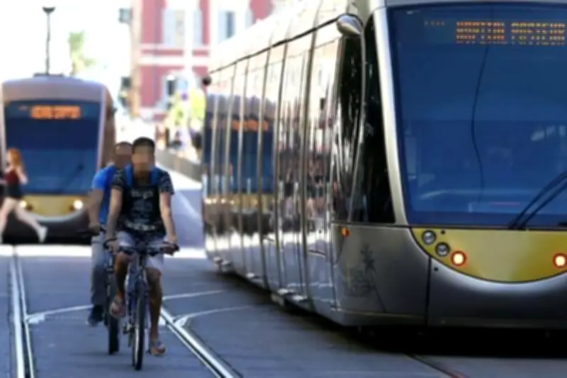 Cycliste coincé sous un tramway à Nice : il s'en sort quasi indemne
