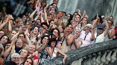 1000 choristes des Fous chantants en avant-première : Aznavour et Soprano à l'honneur à Alès