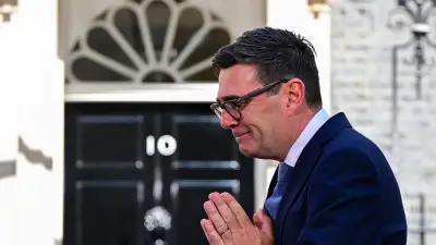 Andy Burnham nommé Premier ministre britannique par Charles III