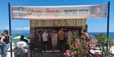 À Antibes, l'imbattable pan bagnat de chez Josy sur la plage de Salis