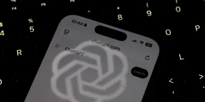 Apple attaque OpenAI pour vol de secrets après recrutement d'ex-salariés