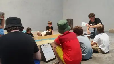 Apprentis archéologues au musée de la Romanité de Nîmes