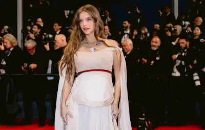 Barbara Palvin angoissée par les changements de son corps enceinte