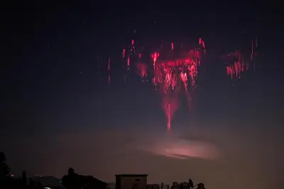 Chasse aux sprites rouges : un photographe passionné traque les farfadets dans le ciel azuréen