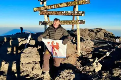 Christian Estrosi, 71 ans, gravit le Kilimandjaro et hisse le drapeau niçois