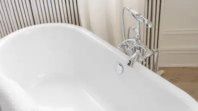 Coincée 9 jours dans sa baignoire, une octogénaire survit en buvant avec son pied