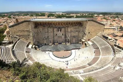 Concert Queen annulé à Orange : le producteur attaque la mairie RN en justice