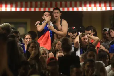 Coupe du monde 2026 : des bars niçois bâchent leurs terrasses pour éviter les attroupements
