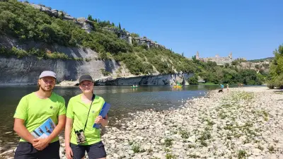Dans les gorges de l'Ardèche, les écogardes allient pédagogie et préservation