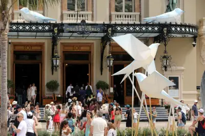 Des origamis géants envahissent la place du Casino à Monaco