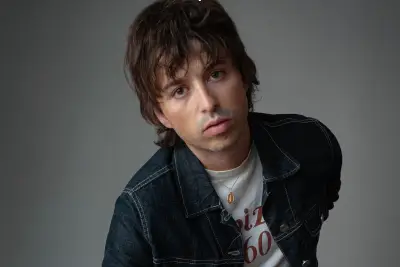 Édouard Bielle : le chanteur qui fait revivre les années 70 sur TikTok