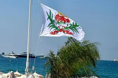Drapeau niçois hissé sur les plages de Cannes en hommage aux victimes de l'attentat de 2016