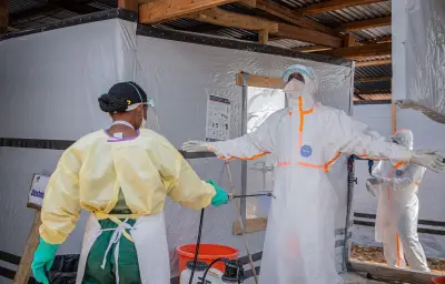Ebola : un patient américain guéri en Allemagne, l'épidémie s'aggrave en RDC