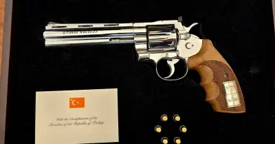 Erdogan offre des revolvers aux dirigeants de l'Otan, surprise générale