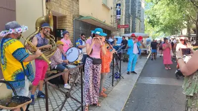 Fanaris fanfare ouvre les animations estivales du marché dominical à Laudun-l'Ardoise