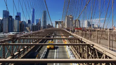 Femme en détresse escalade les câbles du pont de Brooklyn à New York