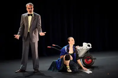Festival d'Avignon J19 : jeux de scène et cirque en Cour d'honneur