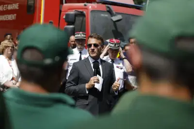 À Fontainebleau, Macron salue les pompiers après les incendies