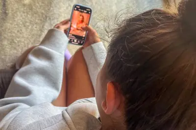 France interdit les réseaux sociaux aux moins de 15 ans, une première en Europe