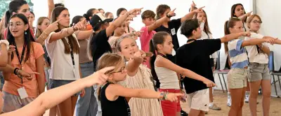 Immersion dans les ultimes répétitions des Fous chantants à Alès