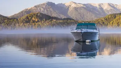 Incendie sur le lac du Bourget : cinq personnes sautent de leur bateau en feu