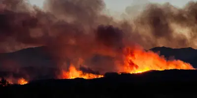Incendies : 10 000 évacués dans les Pyrénées-Orientales, feu fixé dans le Gard