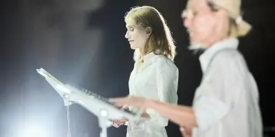 Isabelle Huppert et Lee Hye-yeong en parfaite harmonie dans la Cour d'honneur d'Avignon