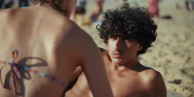 La chaleur de l'adolescence : un vent qui se lève sur la plage