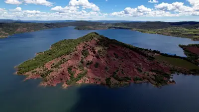 Lac du Salagou : l'oasis bleue au cœur des terres rouges de l'Hérault