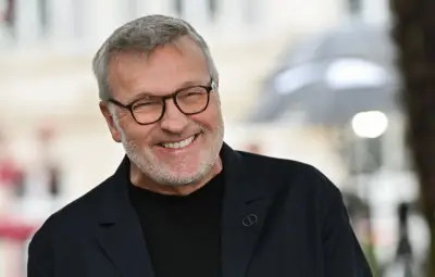 Laurent Ruquier acquiert un troisième théâtre à Lyon et retourne sur scène
