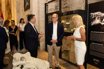 Le prince Albert II visite l'exposition Faune préhistorique à Saint-Raphaël