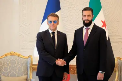 Macron sain et sauf après des explosions à Damas, visite continue