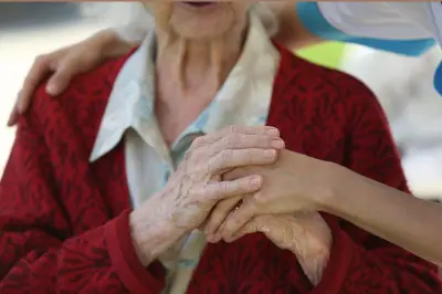 Menton défend la suppression des aides à domicile pour personnes âgées